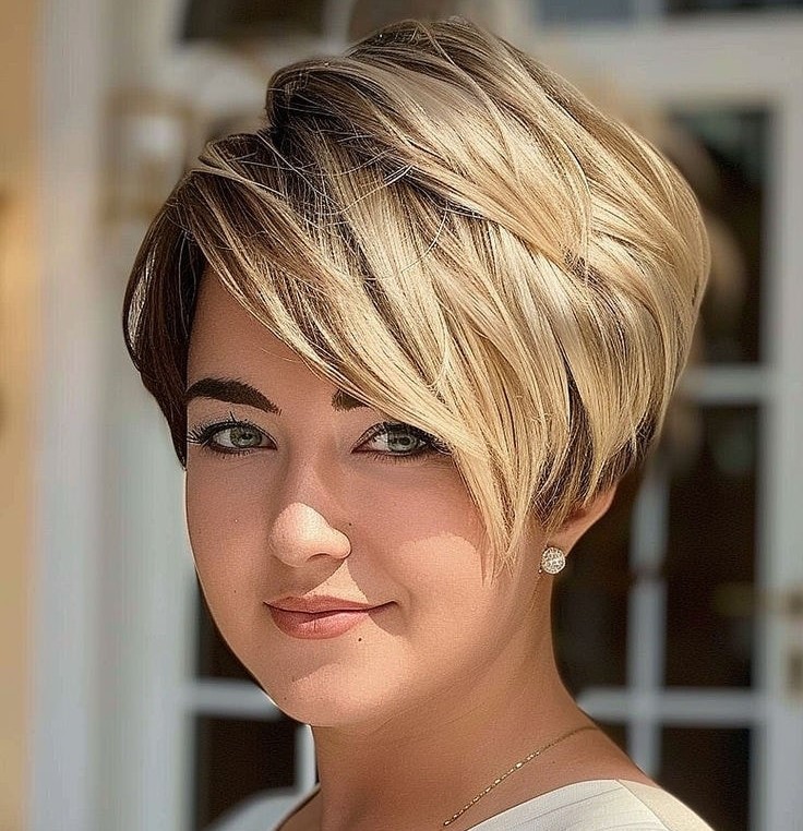 Chic Blonde Bob with Subtle Highlights